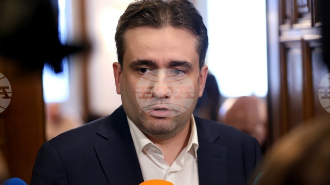 Радев слиза от комфорта на президентството, където е можел да подбира по кои теми да заема позиция и по кои не, каза Божидар Божанов от ПП-ДБ