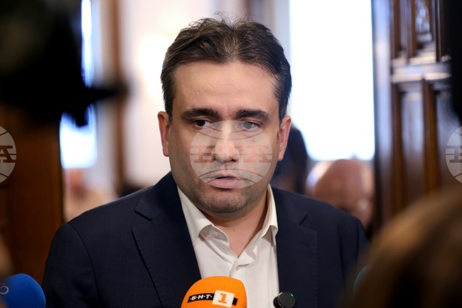 Радев слиза от комфорта на президентството, където е можел да подбира по кои теми да заема позиция и по кои не, каза Божидар Божанов от ПП-ДБ