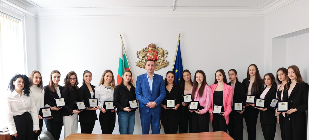 Министър Иван Пешев отличи националните отбори по естетическа групова гимнастика за жени и за девойките за спечелените медали на Световното първенство в Самоков