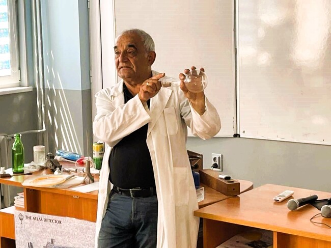 Инженер-физикът Тома Томов ще изнесе лекции в Котел, посветени на Чернобил и ролята на физиката в медицината