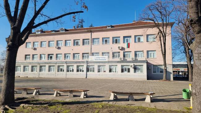 Пловдив - ОУ "Васил Петлешков" - физкултурен салон