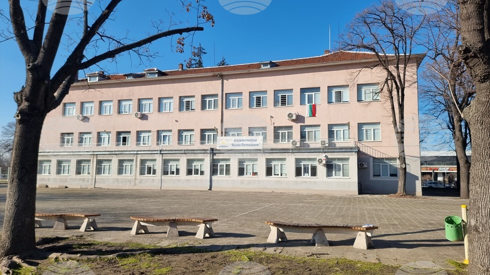 Пловдив - ОУ "Васил Петлешков" - физкултурен салон