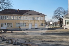 Пловдив - ОУ "Васил Петлешков" - физкултурен салон