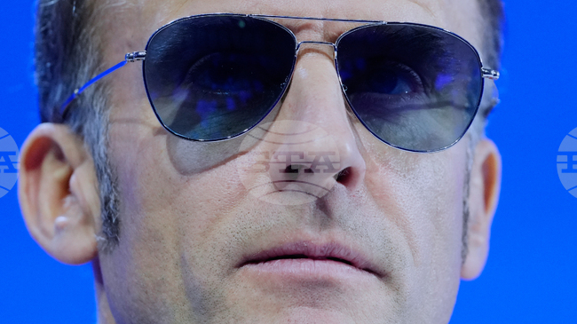 Слънчевите очила ала "Топ Гън" на Макрон очароваха интернет, докато лидерите в Давос спореха за Гренландия 