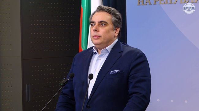 Излизането на Радев на политическия терен дава избор на хората в каква България искат да живеят - в силна Европа или по "орбановски модел", коментира Асен Василев