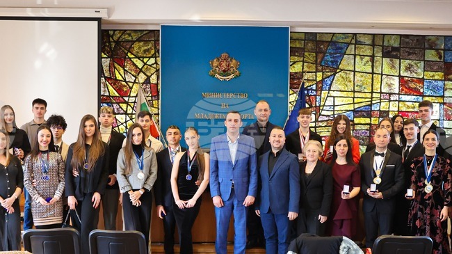 Министър Иван Пешев награди българските състезатели по спортни танци за постигнатите успехи през изминалата година