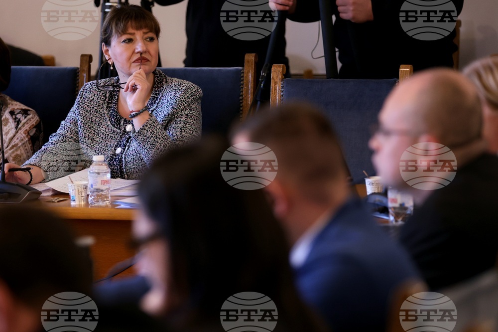 Парламентарната правна комисия обсъди на второ четене проектопромените в Изборния кодекс на заседание, продължило над 13 часа