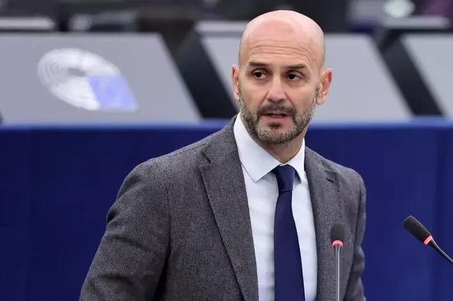 АНСА: Спирането на търговското споразумение между САЩ и ЕС от Европейския парламент е грешка, заяви евродепутат от партията на Мелони 