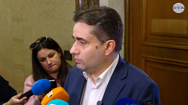 Радев слиза от комфорта на президентството, където е можел да подбира по кои теми да заема позиция и по кои не, каза Божидар Божанов от ПП-ДБ