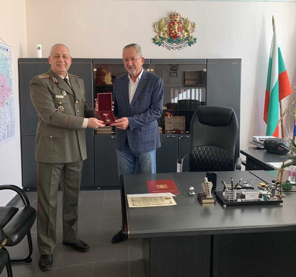 Областният управител на Сливен Чавдар Божурски бе удостоен с почетен медал „140 години от Сръбско-българската война“