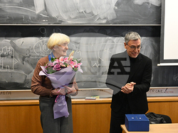  Доц. д-р Юлия Захариева бе удостоена с почетен знак на Софийския университет „Св. Климент Охридски“ със синя лента. Снимка: СУ   