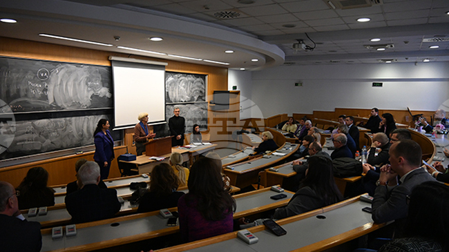 Доц. д-р Юлия Захариева бе удостоена с почетен знак на Софийския университет „Св. Климент Охридски“ със синя лента 