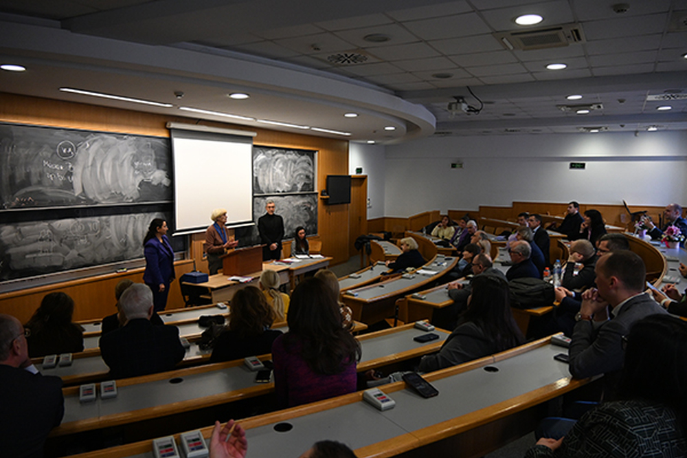 Доц. д-р Юлия Захариева бе удостоена с почетен знак на Софийския университет „Св. Климент Охридски“ със синя лента 