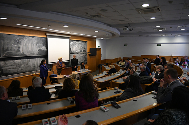 Доц. д-р Юлия Захариева бе удостоена с почетен знак на Софийския университет „Св. Климент Охридски“ със синя лента 