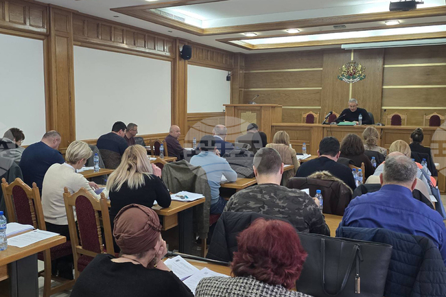 Съветниците в община Добричка се събраха на извънредно заседание, за да обсъдят отново решения, върнати от областния управител