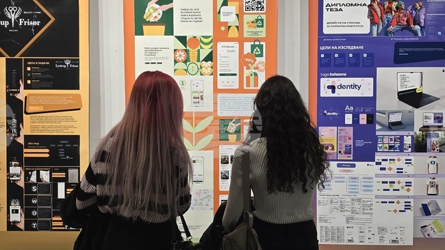 Дипломанти и алумни от НБУ представиха разработки по уеб дизайн и графична реклама в СБХ