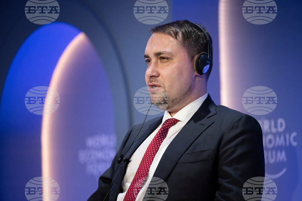 Украинската делегация за тристранните мирни преговори замина за Женева