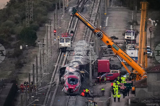 Броят на жертвите на влаковата катастрофа в Южна Испания нарасна до 46