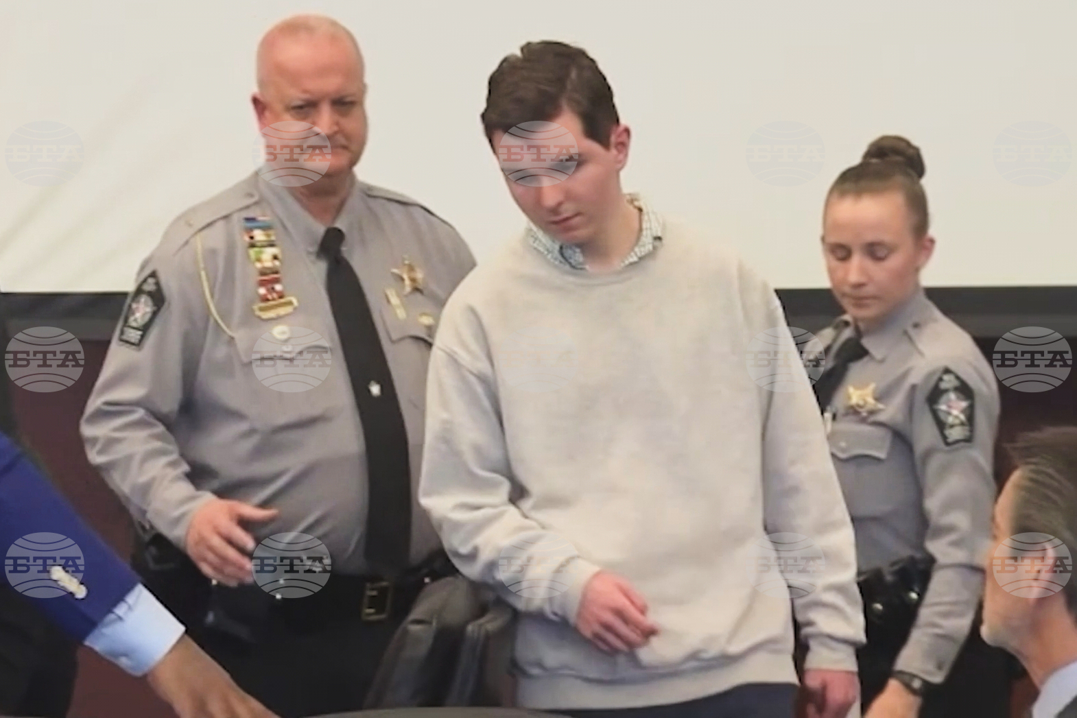 Тийнейджър бе осъден на доживотен затвор без замяна за убийството на петима души в Северна Каролина