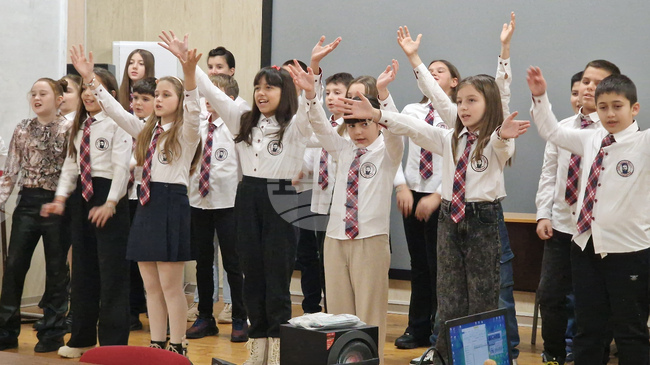 Деца и родители в Търговище „пътуваха във времето“ между училището в миналото и днес 