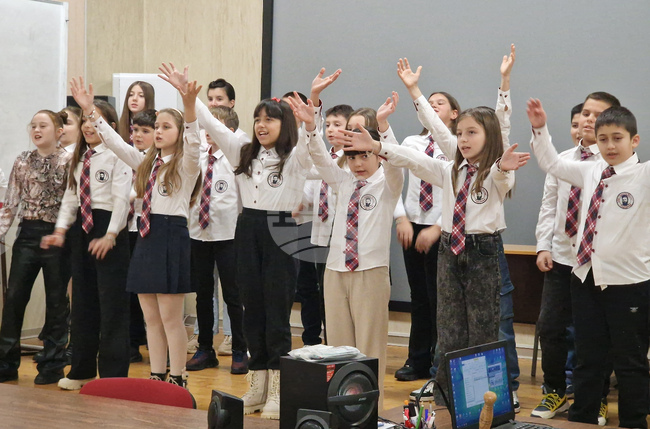 Деца и родители в Търговище „пътуваха във времето“ между училището в миналото и днес 