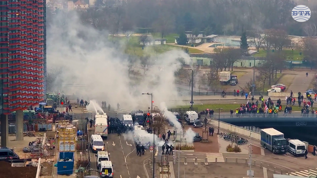 Кратки сблъсъци избухнаха между протестиращите земеделци и полицията пред Европейския парламент