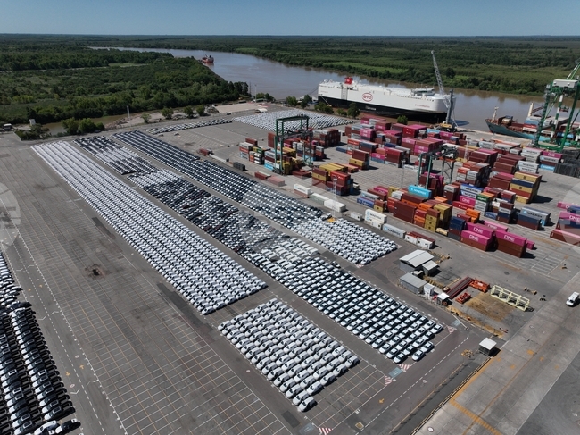 Сенатори от Демократическата партия призовават Тръмп да забрани на китайските компании да произвеждат автомобили в САЩ