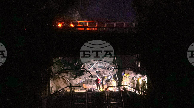 Пътнически влак дерайлира край Барселона, 15 души са ранени