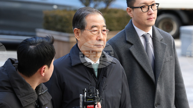 Бившият премиер на Южна Корея Хан Док-су беше осъден на 23 години затвор по дело, свързано с налагането на военно положение