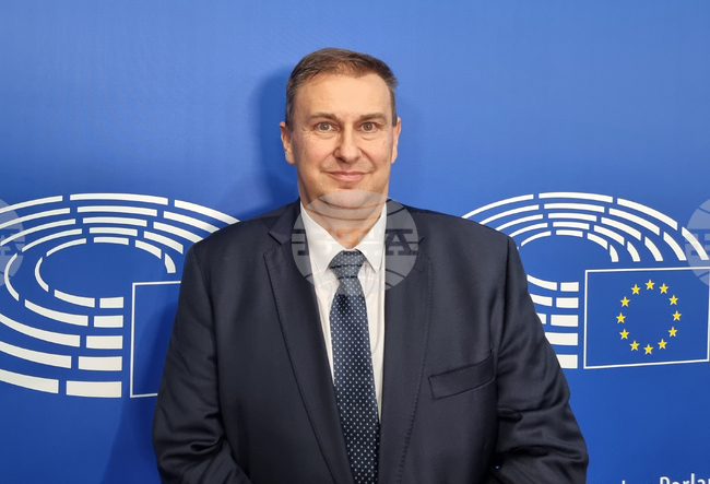 Нелегалната миграция застрашава европейския начин на живот, каза българският евродепутат Емил Радев преди дебат за миграцията в Европарламента