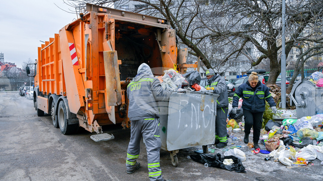 Продължава работата по сметопочистването в София, съобщиха от Столична община