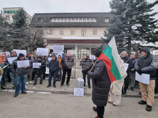 Протестиращи срещу изграждането на кариера за варовик край Велико Търново затвориха кръстовище, част от главен път София – Варна