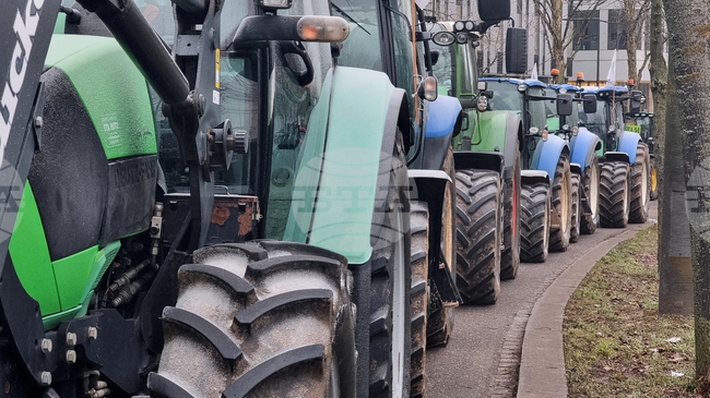 Повече от 24 часа продължава протестът на фермерите срещу търговското споразумение на ЕС с Меркосур пред Европейския парламент в Страсбург