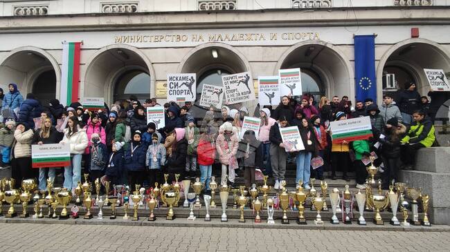 Близо 300 деца, родители и треньори се събраха пред сградата на Министерството на младежта и спорта в знак на протест, че не са допуснати до участие на Европейската купа по кикбокс в Атина
