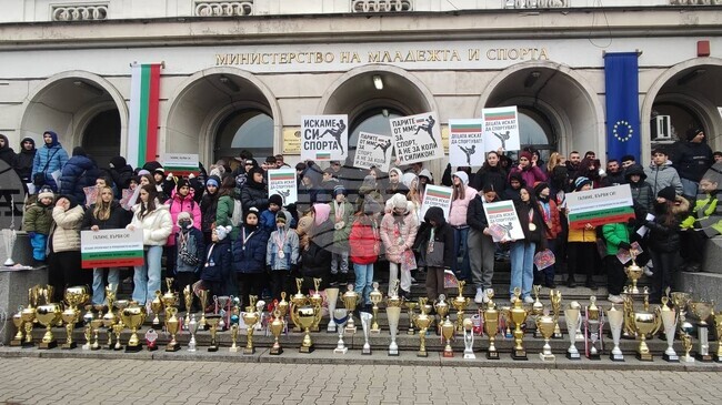 Близо 300 деца, родители и треньори се събраха пред сградата на Министерството на младежта и спорта в знак на протест, че не са допуснати до участие на Европейската купа по кикбокс в Атина