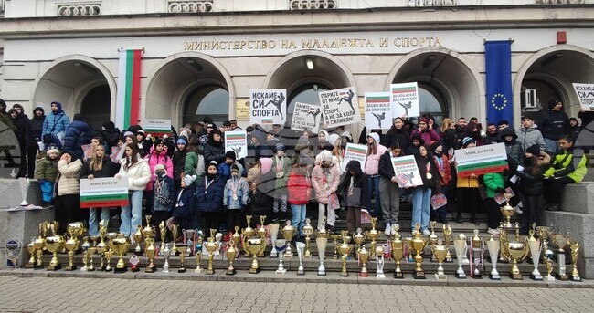 Близо 300 деца, родители и треньори се събраха пред сградата на Министерството на младежта и спорта в знак на протест, че не са допуснати до участие на Европейската купа по кикбокс в Атина