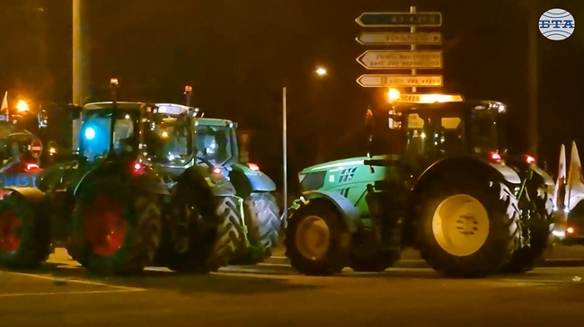 Повече от 24 часа продължава протестът на фермерите срещу търговското споразумение на ЕС с Меркосур пред Европейския парламент в Страсбург