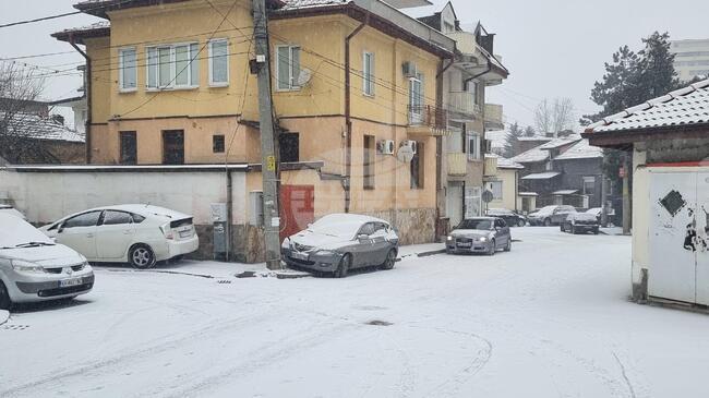 Обилен е снеговалежът при граниницата с Р Северна Македония до Гюешево, четири машини работят за почистването