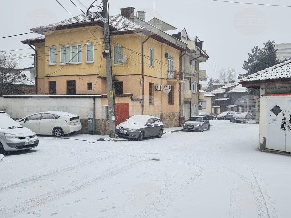Обилен е снеговалежът при граниницата с Р Северна Македония до Гюешево, четири машини работят за почистването