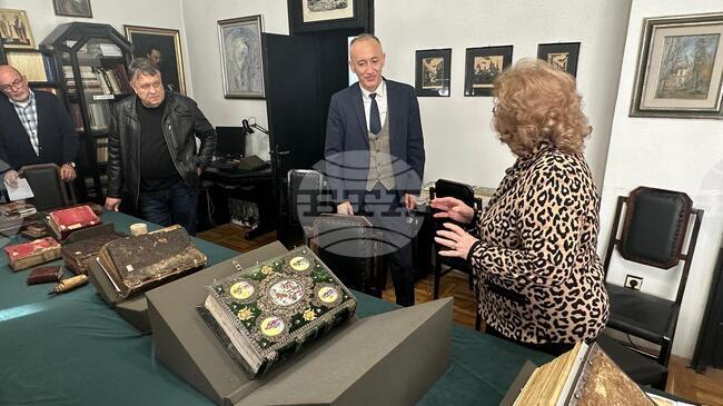  Министърът на образованието в оставка Красимир Вълчев посети Центъра за славяно-византийски проучвания към СУ, съхраняващ сбирка от 800 ръкописа