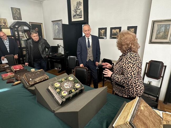  Министърът на образованието в оставка Красимир Вълчев посети Центъра за славяно-византийски проучвания към СУ, съхраняващ сбирка от 800 ръкописа