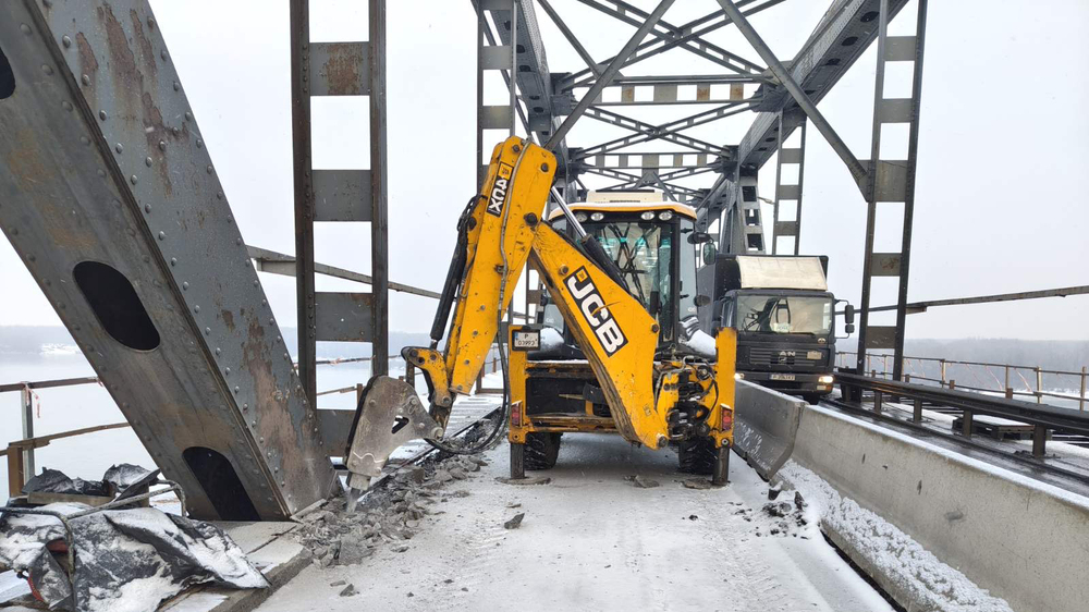АПИ: Премахнати са бордюри и стоманени плочи при основния ремонт на Дунав мост при Русе
