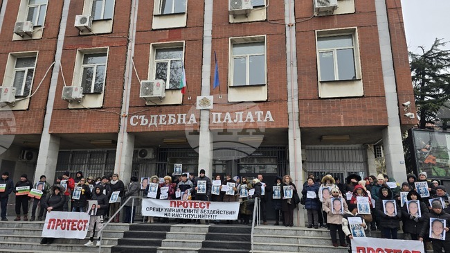 Пред Съдебната палата в Плевен протестиращи поискаха справедливост на делото за катастрофата, при която загина 12-годишната Сияна 
