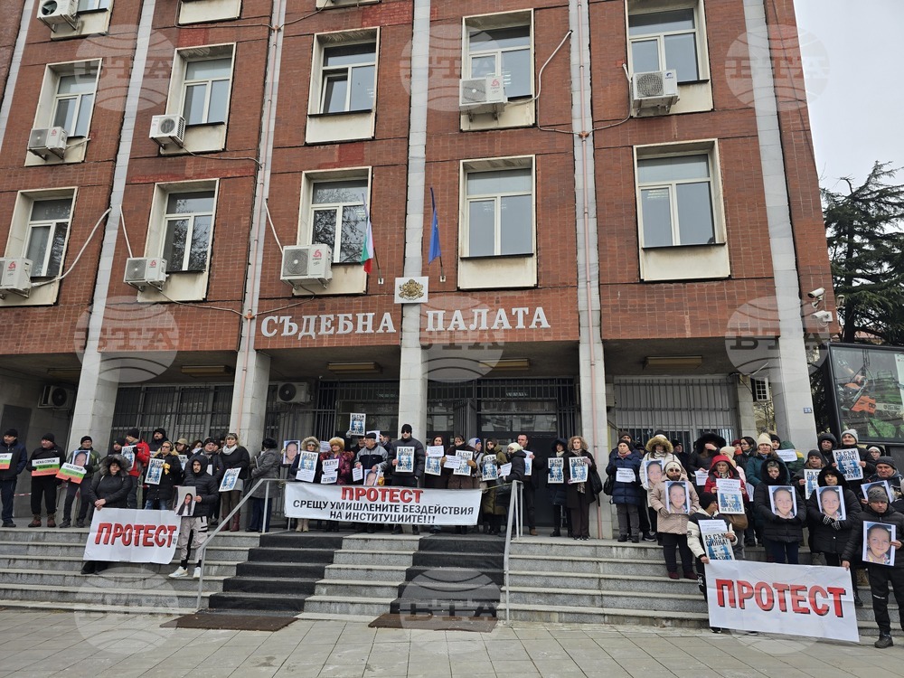 Пред Съдебната палата в Плевен протестиращи поискаха справедливост на делото за катастрофата, при която загина 12-годишната Сияна 