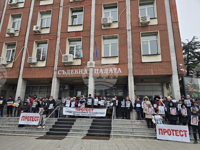 Пред Съдебната палата в Плевен протестиращи поискаха справедливост на делото за катастрофата, при която загина 12-годишната Сияна 