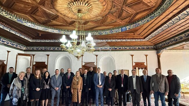 Участниците в Първия българо-унгарски ректорски форум в Самоков на посещение в „Сарафската къща“ на НДФ „13 века България“ 