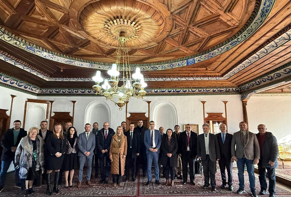 Участниците в Първия българо-унгарски ректорски форум в Самоков на посещение в „Сарафската къща“ на НДФ „13 века България“ 