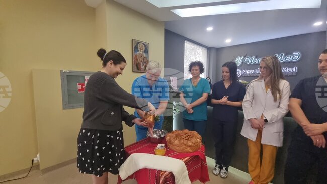 С ритуала измиване на ръце в старозагорската болница „НиаМед“ бе отбелязан Денят на родилната помощ