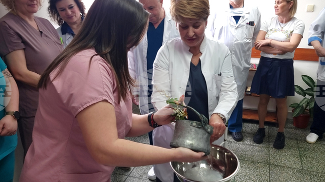 В плевенската болница „Д-р Георги Странски“ спазиха ритуала за Бабинден, като измиха ръцете на най-опитните акушерка и лекар