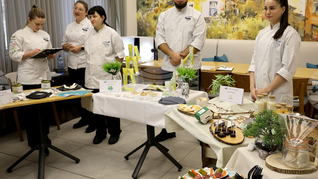 Сладко-солени бонбони и веган алтернатива на яйца представиха студенти във Варна